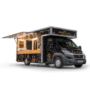 Moderner schwarzer Foodtruck Streetchef Pro von Esselmann mit geöffneter Verkaufsklappe